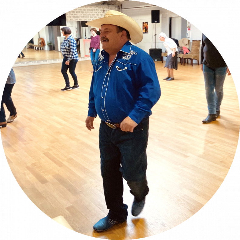 Tanzlehrer im Linedanceunterricht