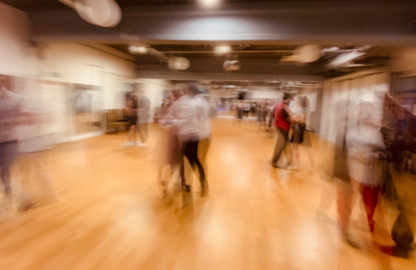 Unscharfes Bild eines Tanzsaales mit Paaren